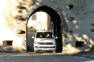 Neues Entdecken VW Campingbus in historischer Altstadt