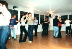 Wir haben Salsa Anfängerkurs bis Fortgeschrittene. So wie auch Kizomba Kurs und Bachata Workshop.